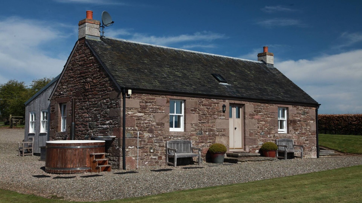 Auchterarder Cottage | Award-Winning 5 Star Luxury Private Retreat - Hot Tub, Tennis, Fishing, Horses