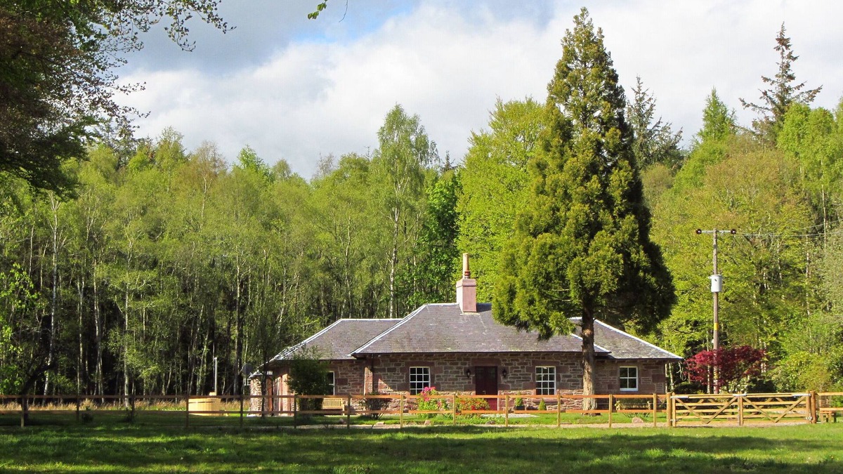Auchterarder Cottage | Award-Winning 5 Star Luxury Retreat - Hot Tub, Sauna, Tennis, Fishing, Sky, Golf