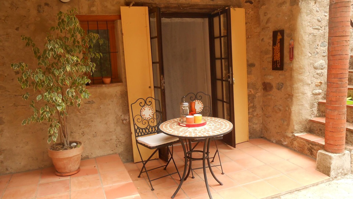 Vives Apartment | Award-winning Character Holiday Apartment in a Catalan Farmhouse (Casals)