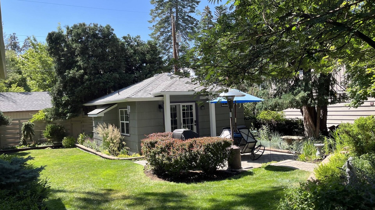 River Terrace Cottage | Award winning Downtown Cottage Retreat-Fall stays available. EV charger-