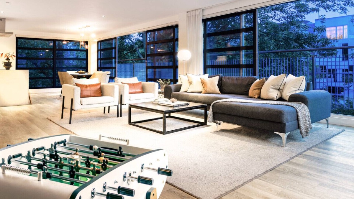 Leicester City Centre Apartment | Award Winning Stunning Modern Glass Wall Penthouse, Leicester City Centre Treeside Views