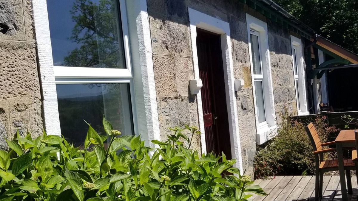 Dalmally Cottage | AWE VIEW RAILWAY COTTAGE, pet friendly, with open fire in Lochawe