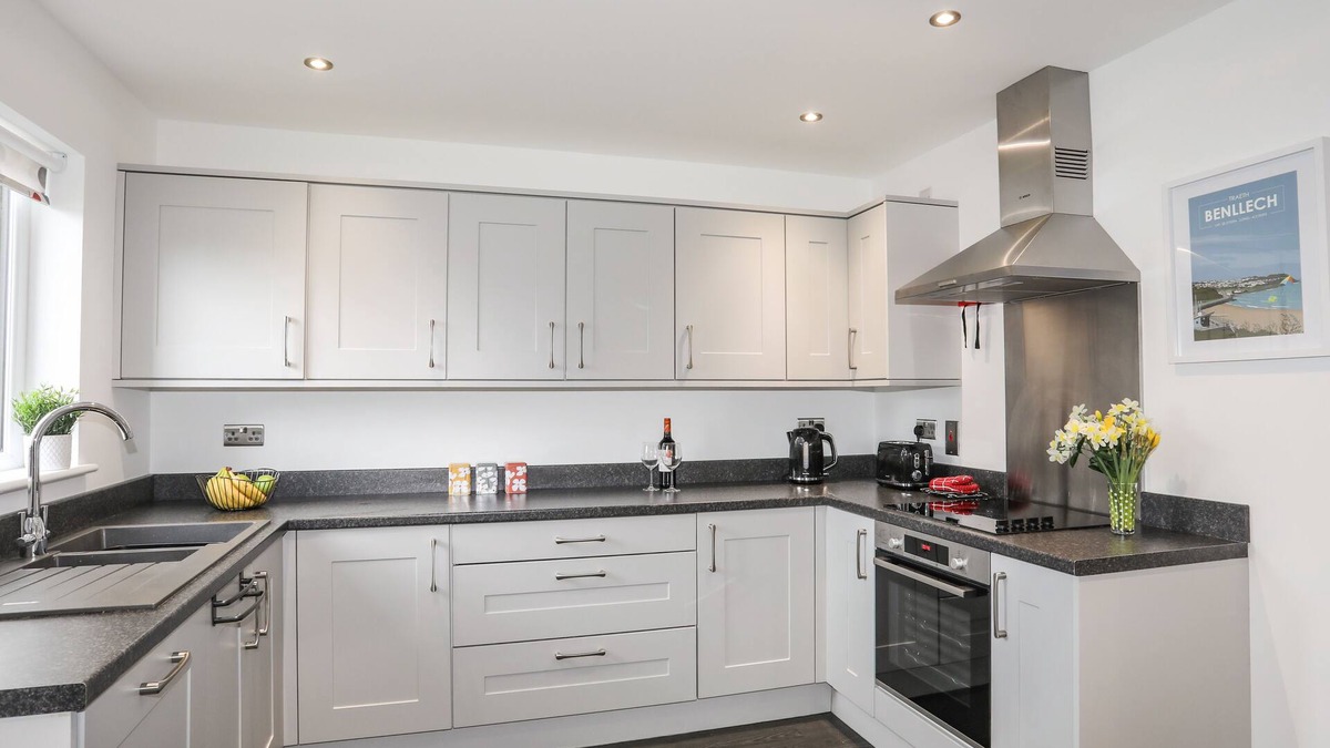 Brynteg Cottage | AWEL DEG PARC DELFRYN, family friendly, with a garden in Benllech