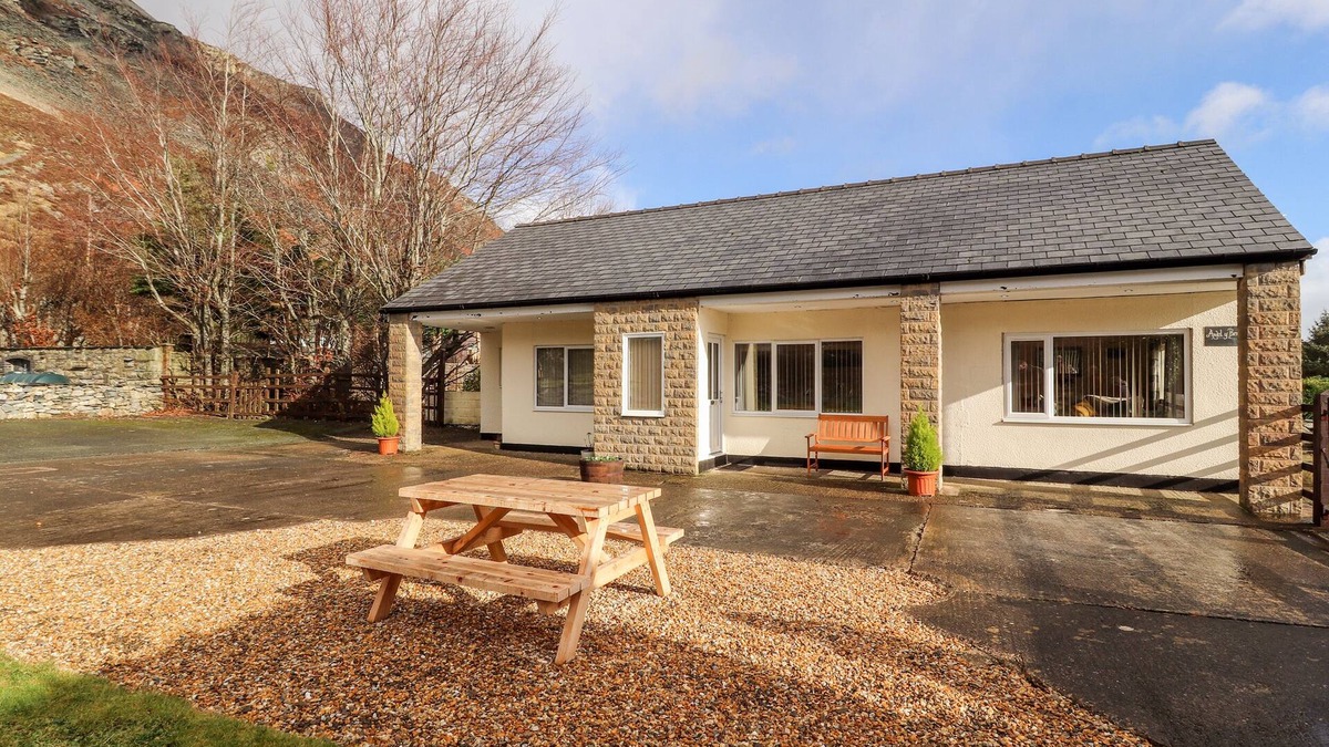 Llangynog Cottage | AWEL Y BERWYN, pet friendly, with a garden in Llangynog