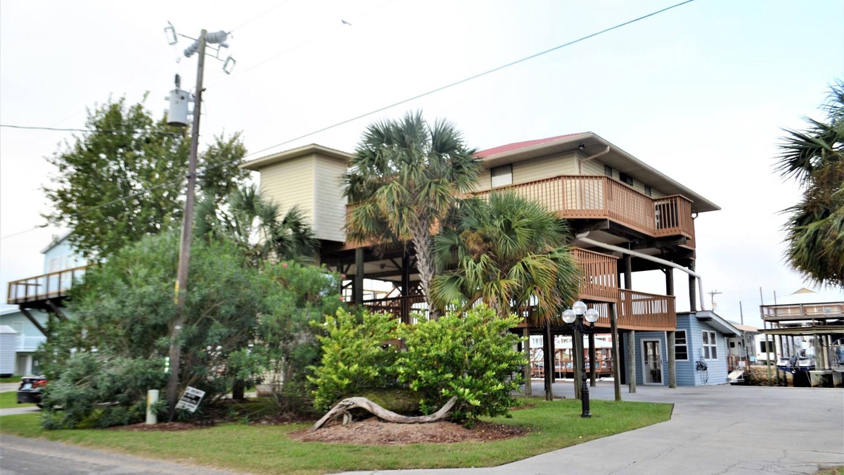 Salem House | Awesome 3 bedroom 2 bathroom house 5 minutes from the Gulf of Mexico!