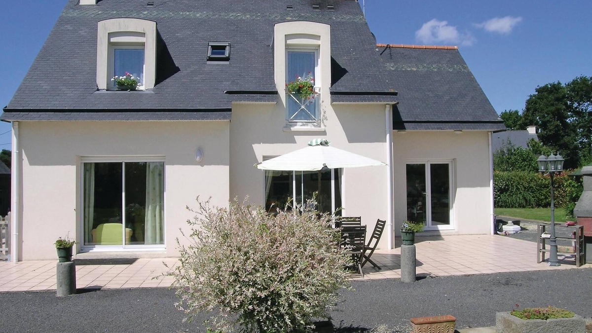 Roz-Landrieux Apartment | Awesome apartment in Roz-Landrieux