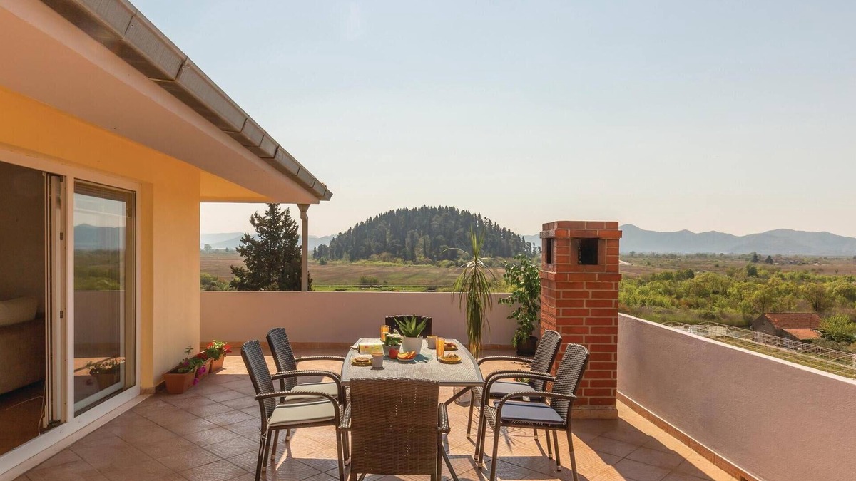 Ploce Apartment | Awesome apartment in Rogotin with WiFi