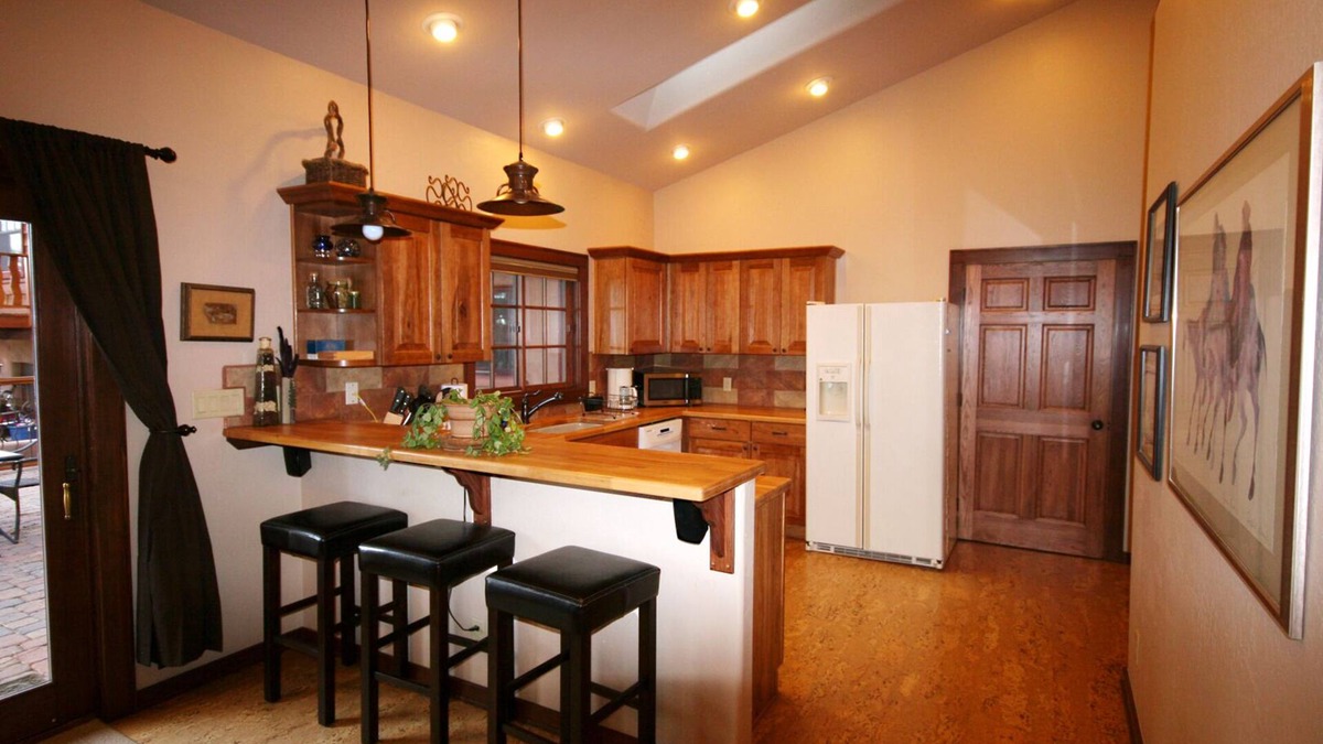 Cherry Hill House | Awesome Custom-built Guesthouse In Quiet Downtown Location