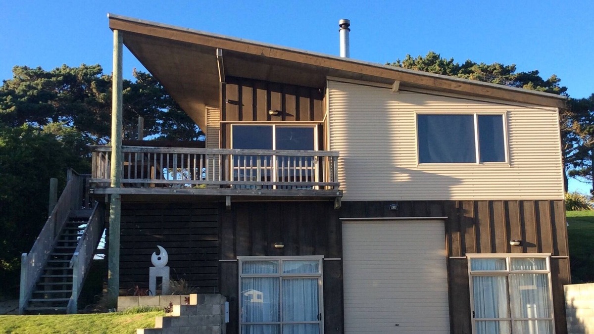 Castlepoint House | Awesome family beach house with ocean views.