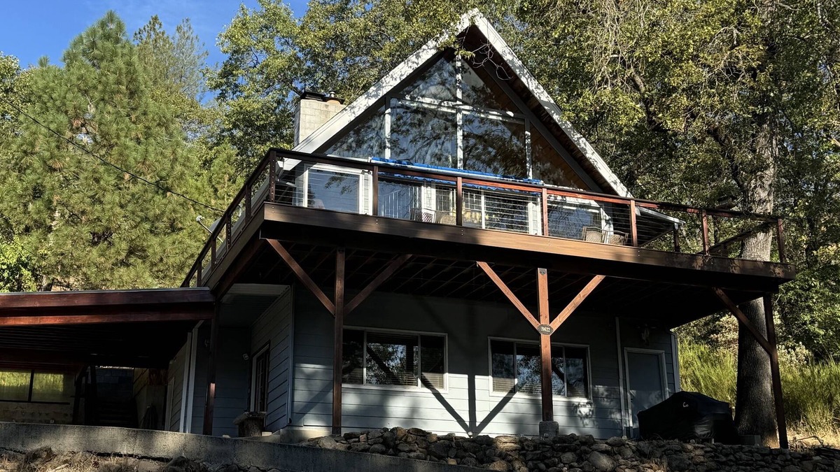 Lakehead House | Awesome Family Lake House, Big Deck, Game Room - Shasta Lakeshore Retreat #17