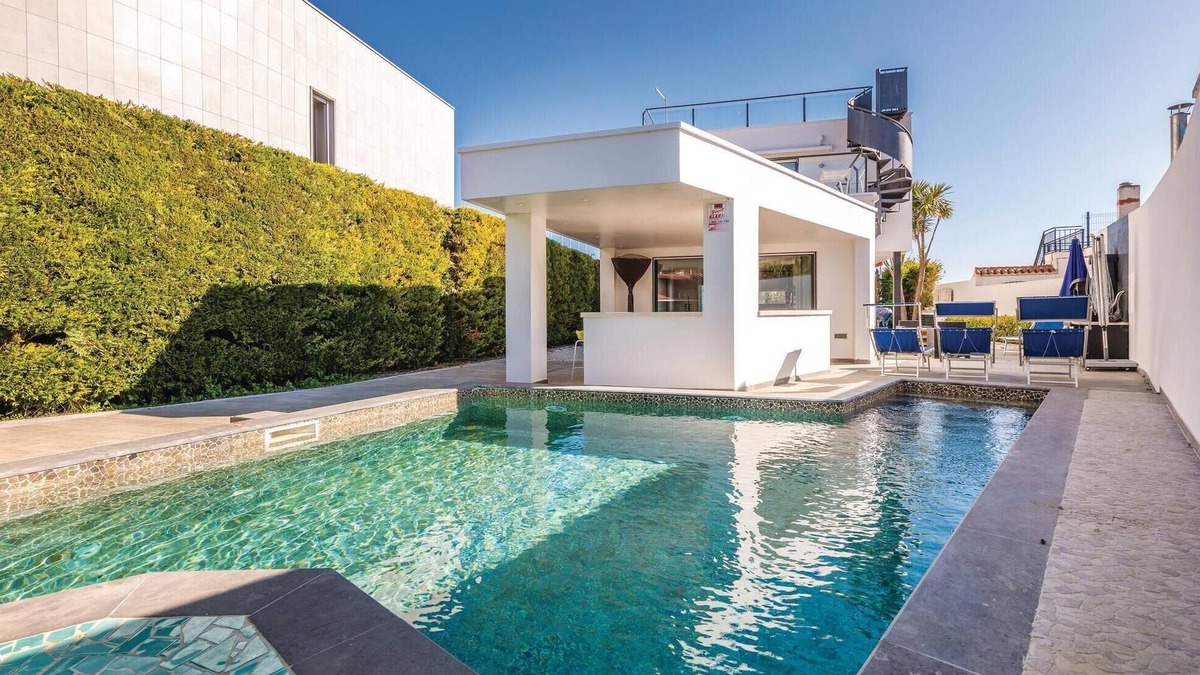 Bon Relax House | Awesome home in Sant Pere Pescador