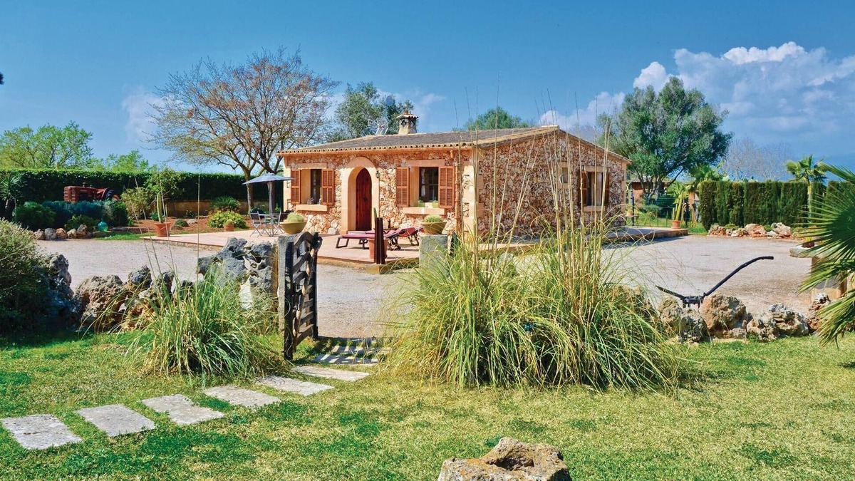 Sencelles House | Awesome home in Biniali with WiFi