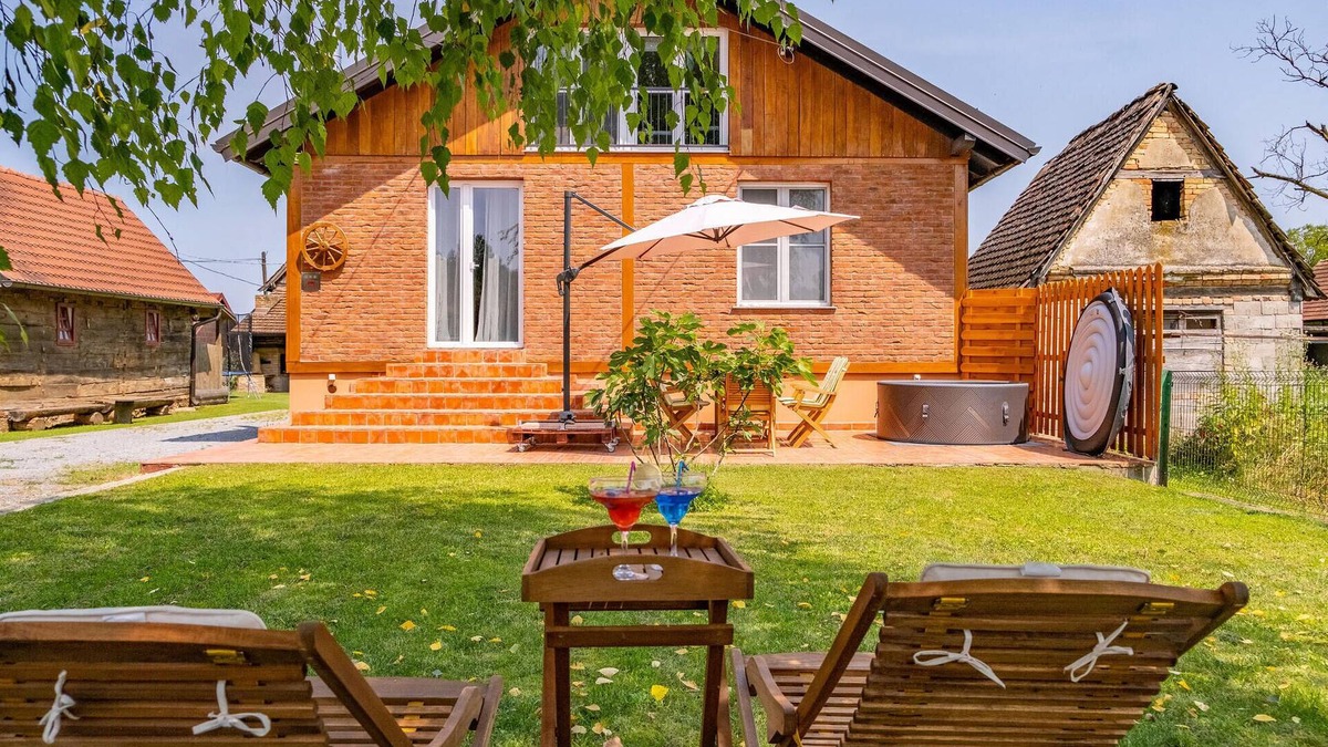 Jasenovac House | Awesome home in Drenov Bok with jacuzzi