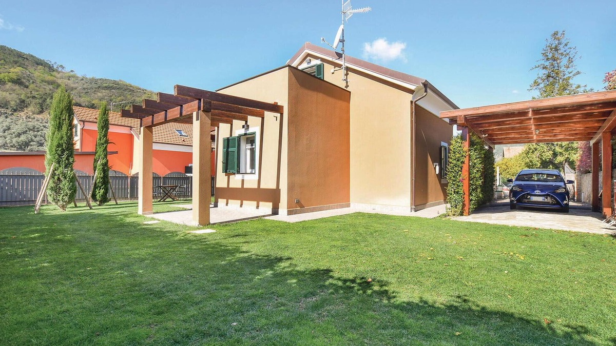 Cisano sul Neva House | Awesome home in Cisano sul Neva