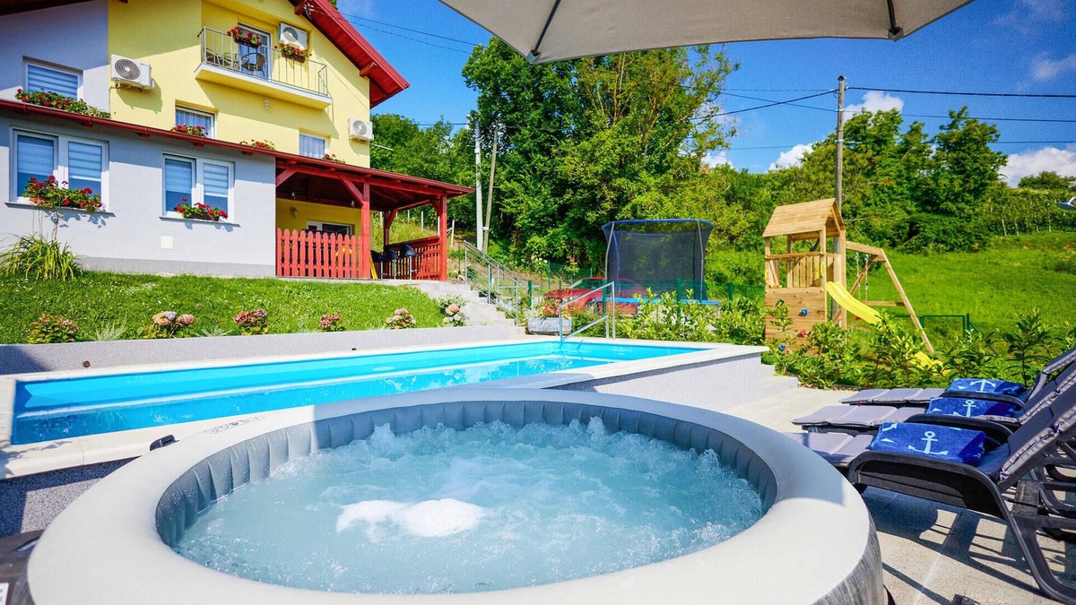 Kraljevec Sesvetski House | Awesome home in Paruzevina with sauna