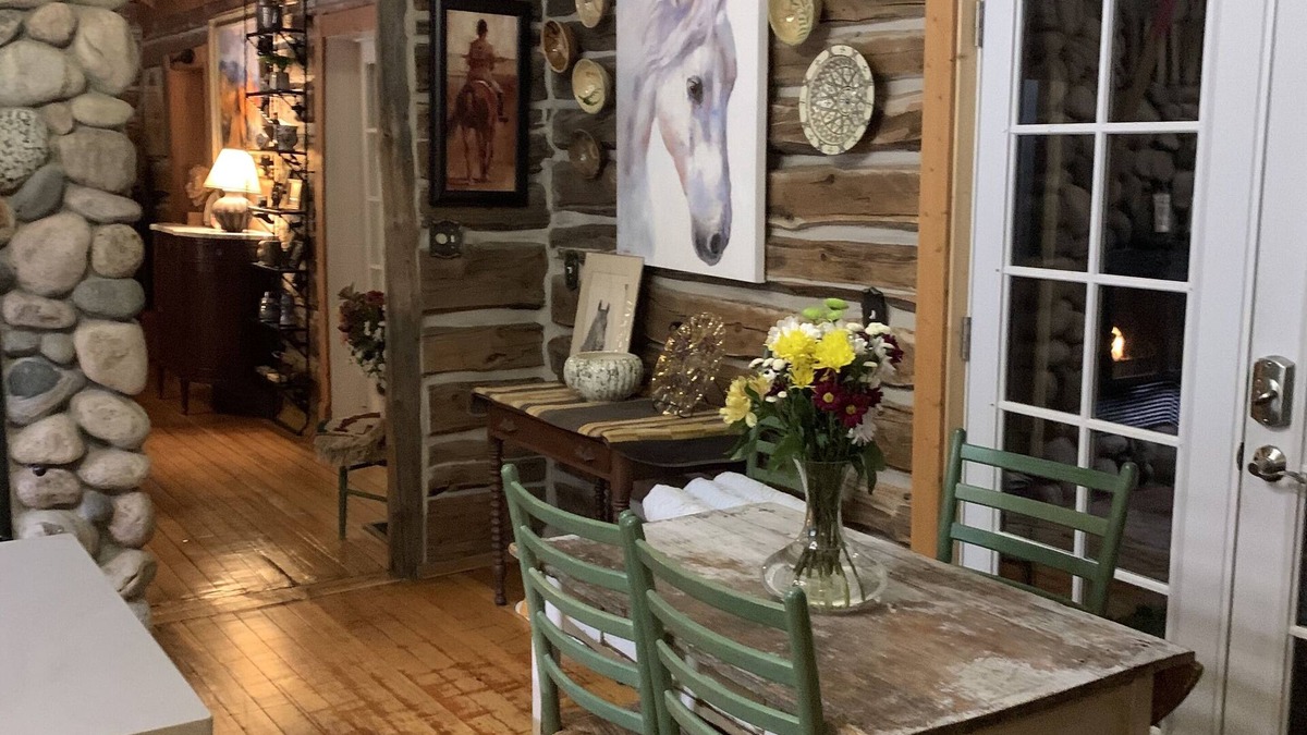 Red Lodge Apartment | Awesome 'Log Home Living' Magazine Home in-town Red Lodge