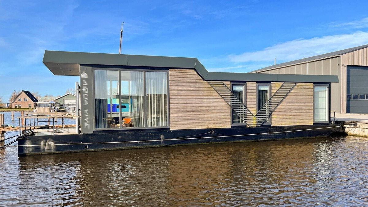 Heeg Boat Rental | Awesome ship in Heeg with harbor view