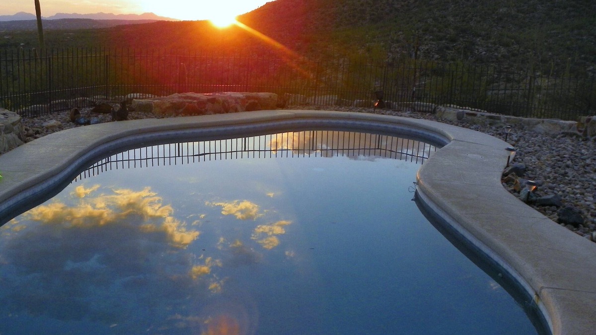 Milagrosa Hills House | AWESOME Sunsets by the Heated Pool, putting green, hot tub & Tucson Night Lights