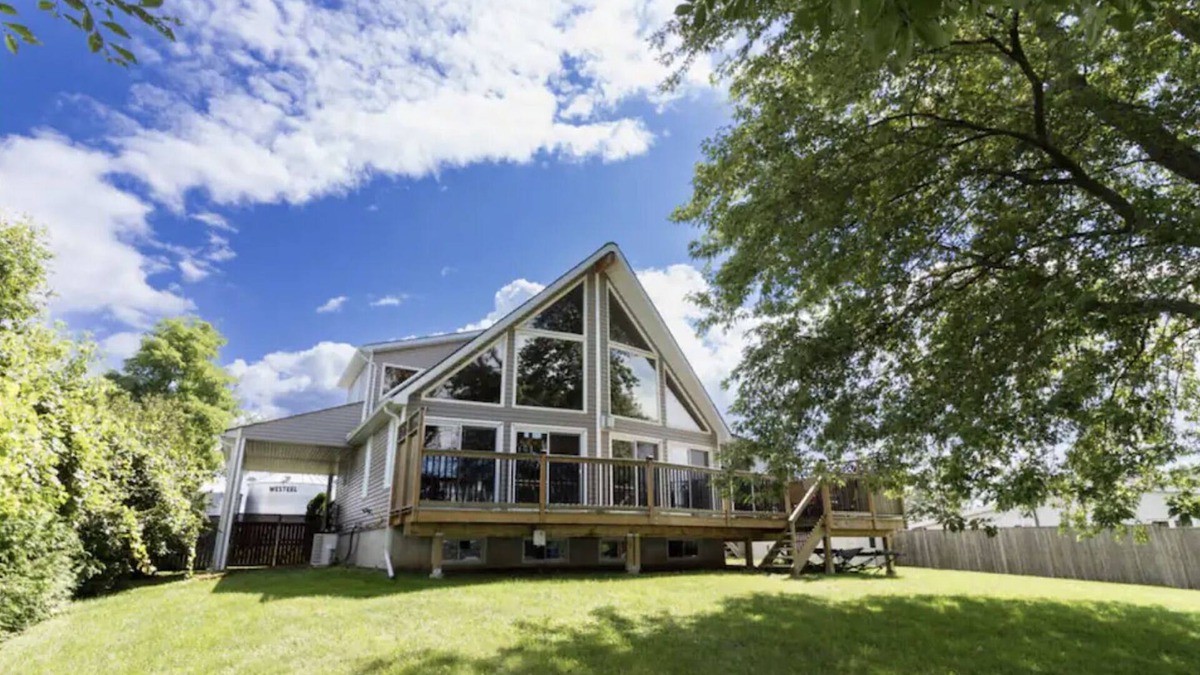 Adolphustown Cottage | ★ Awesome Waterfront Cottage ~ 4 BR ~ Near Prince Edward County & Wine Region