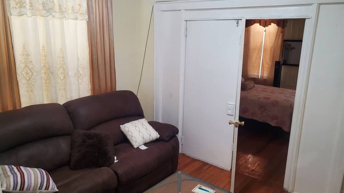 Canarsie Apartment | Azarus spacious getaway not far from the airport JFK