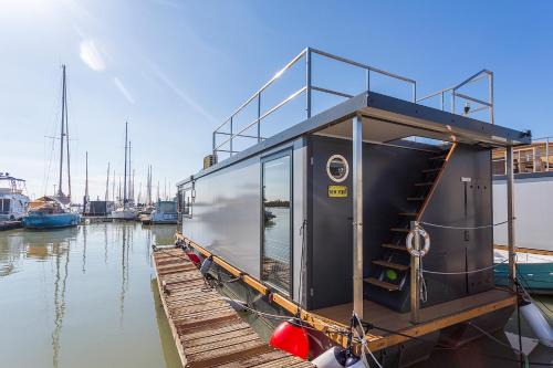El Puerto de Santa Maria Boat Rental | Azvalia Luxury Casa Barco New York and Texas-Unique Houseboat Experience