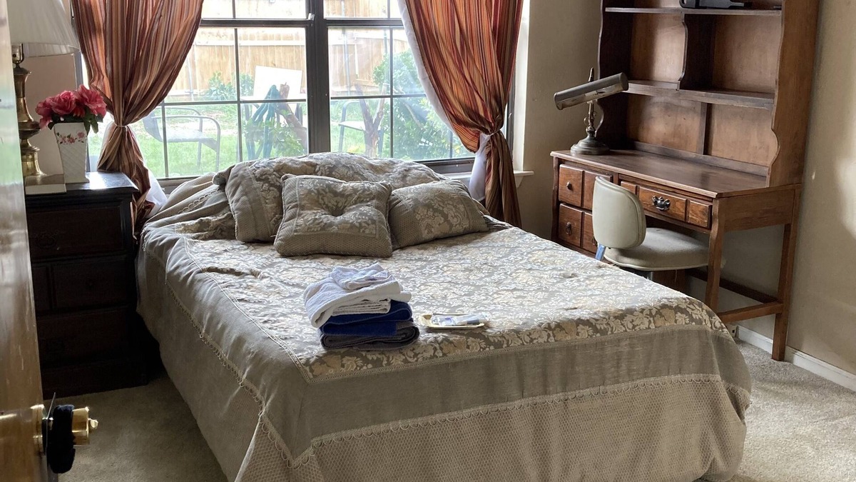 Wichita Falls House | B: 2 BDRM 1 BAw/firepit Sleeps 4 Suite B