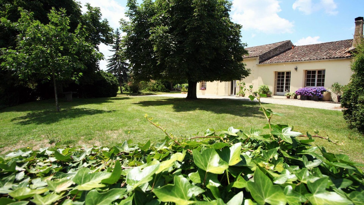 Les Salles-De-Castillon Bed & Breakfast | B&B amid the Bordeaux vineyards - room in a barn conversion full of character