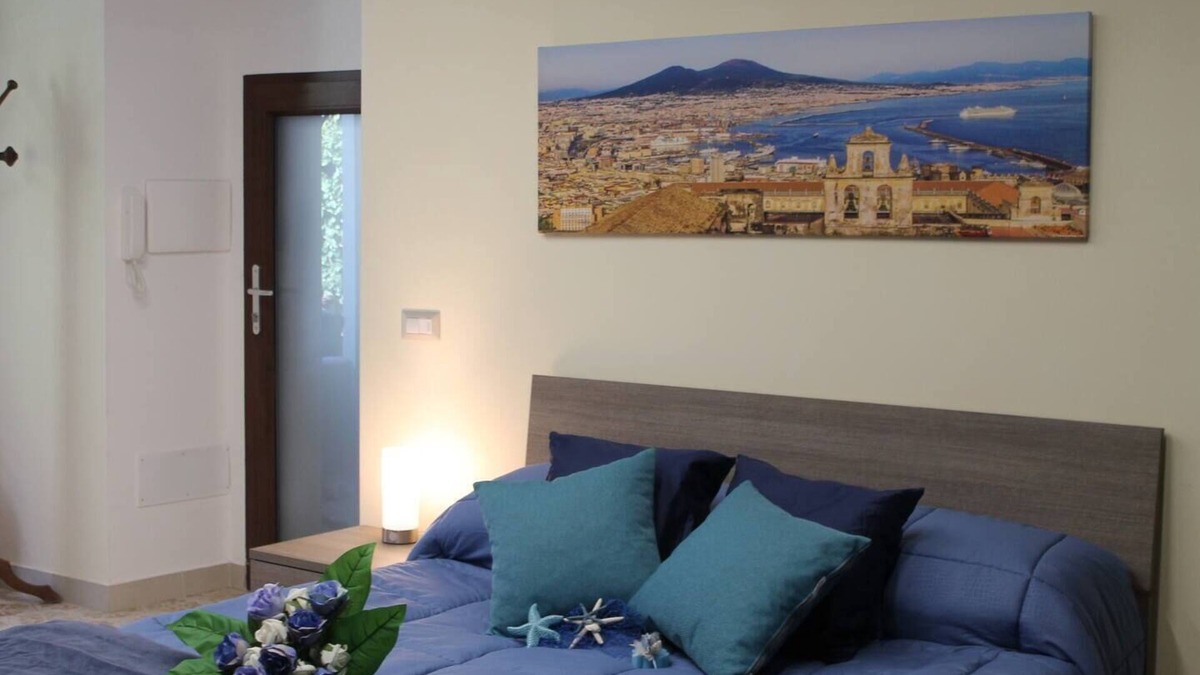 Meta Bed & Breakfast | B&B Lady Cristina located in an ancient 18th century building near the sea and bus stop. xx
