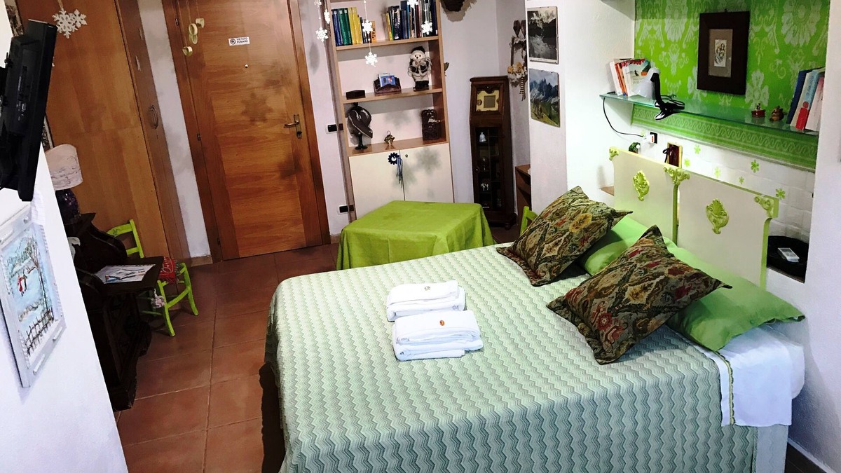 Crotone Villa | B & B Magna Grecia - villa with 2 bedrooms, 2 bathrooms, living room with 2 steps from the sea