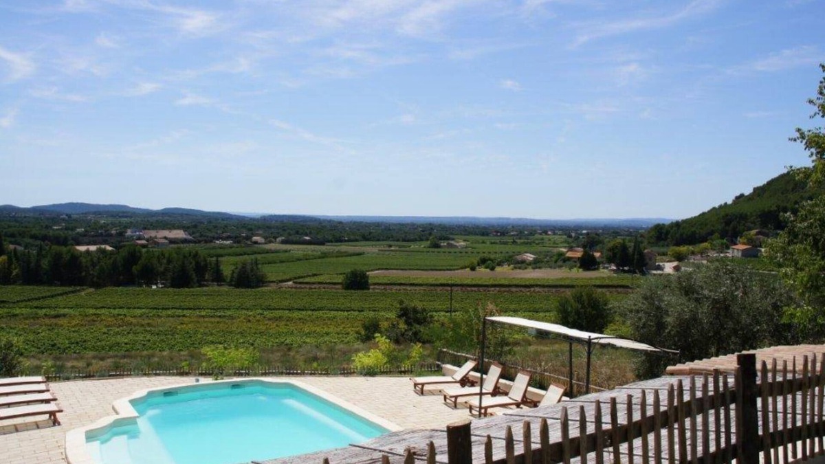 Mazan Bed & Breakfast | B&B Romarin, an authentic French room with attractive outdoor kitchen