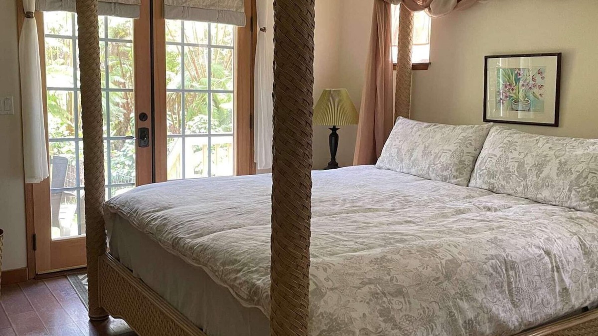 Volcano House | B&B: Royal Orchid Suite mins from Volcanoes National Park