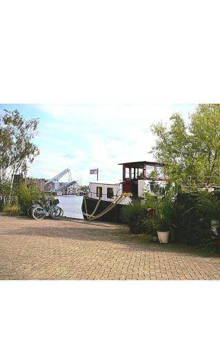 Wormer Bed & Breakfast | B&B Teddy "Prachtig authentiek woonschip uit 1912, 15 minuten van Amsterdam"