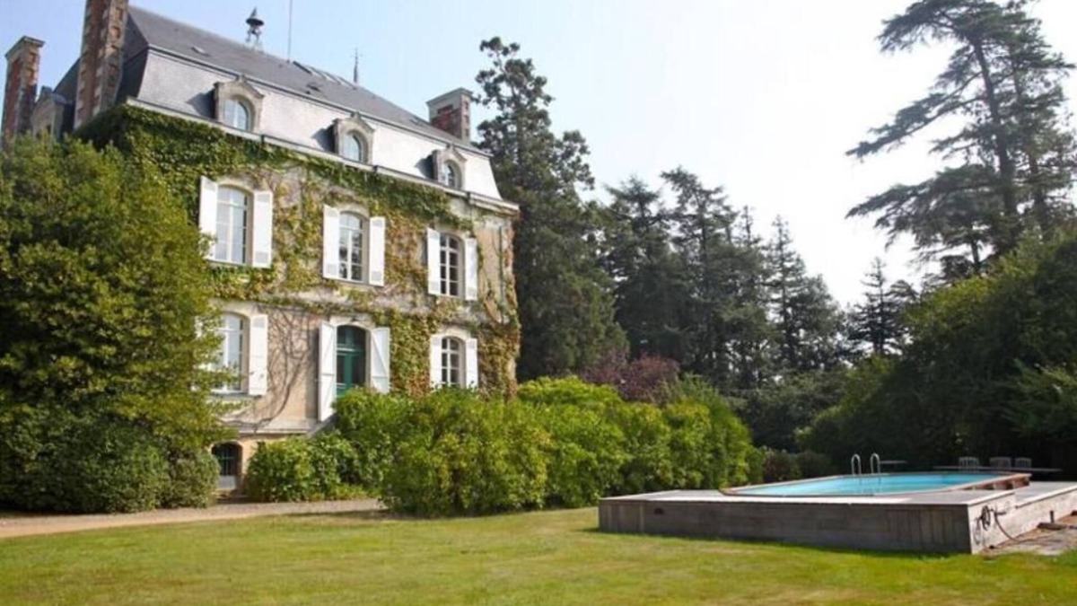 Brissac Loire Aubance Hotel | B & Brissac, Mansion on wooded estate
