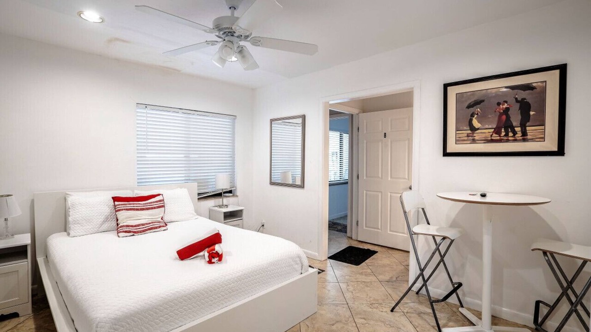 Hendricks and Venice Isles Apartment | B efficiency Off Las Olas on the water free kayaks