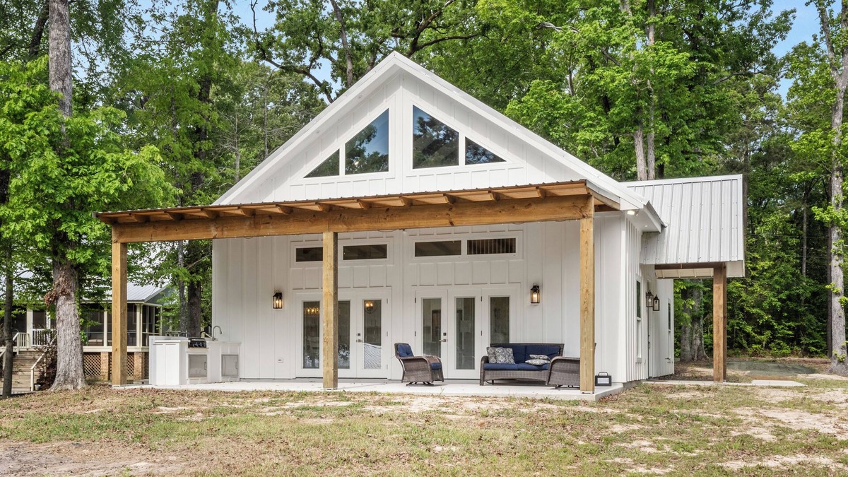 Negreet House | B's Bungalow- Family-Friendly-Near Adventure Park, Fishing & More!