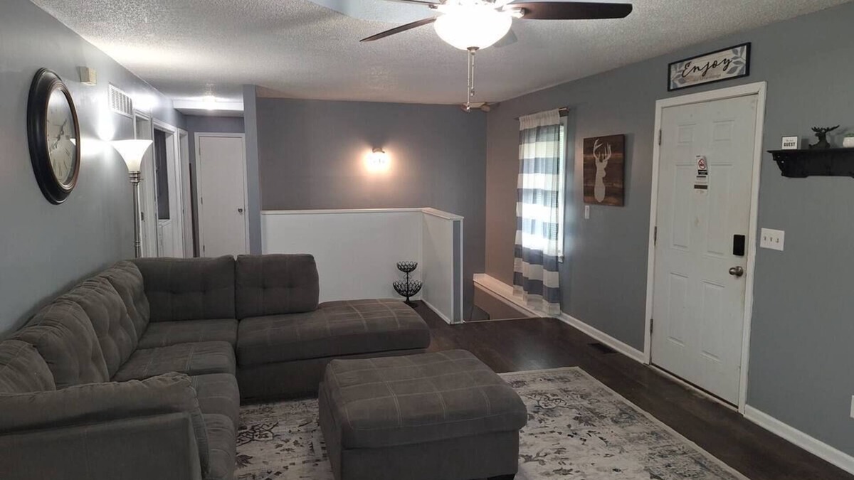 Johnson County House | B&S Creekside Retreat Lodging