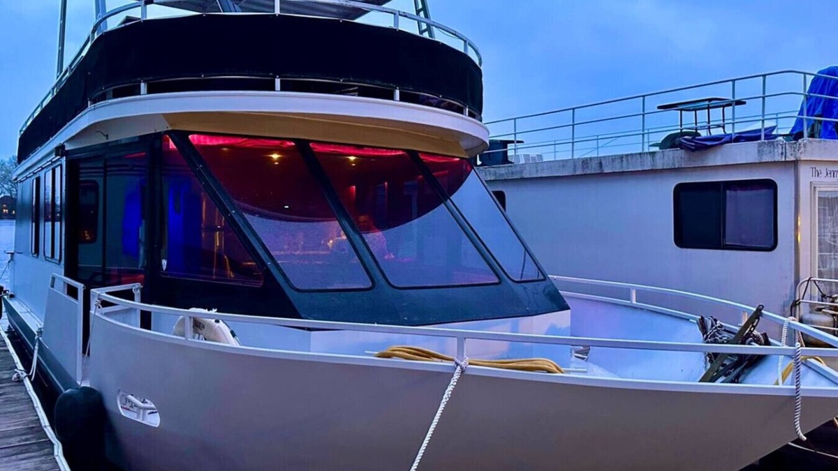 La Crosse Boat Rental | b3 Couples Therapy Yacht