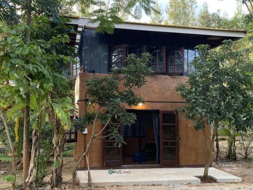 Nong Nam Daeng House | Baan Nork Farmstay บ้านนอก ฟาร์มสเตย์