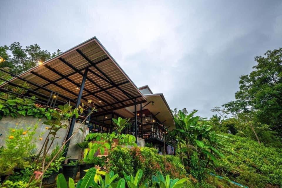 Ranong House | Baanhatsompaen homestay