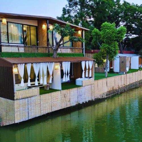 Chai Badan Resort | Baanrimnam Resort Lopburi
