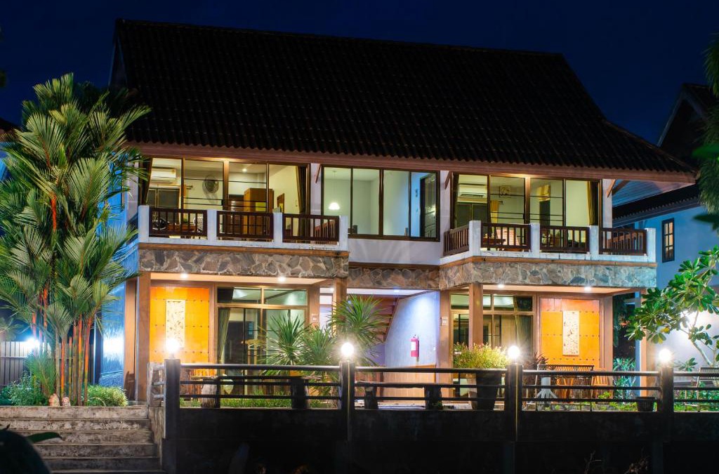Bang Phra Hotel | BaanRimNam Resort Trat