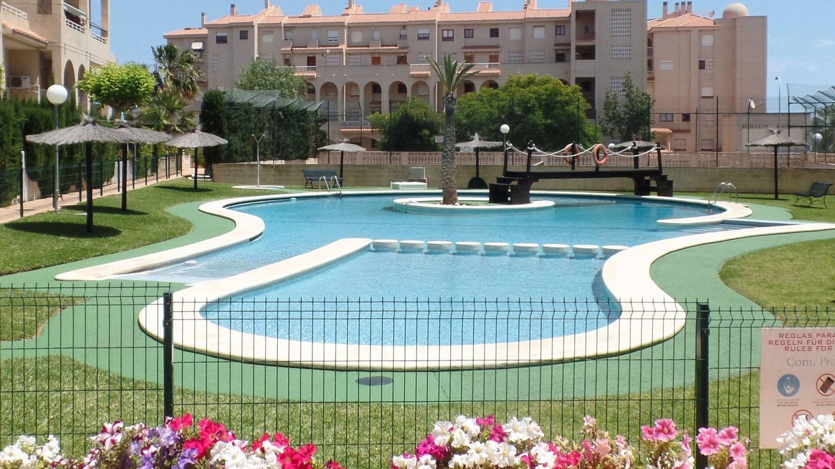 Muchamiel Apartment | ★ Baby friendly★ 3 Bedrooms, Air cond, Pool, Wifi, Toys, garage