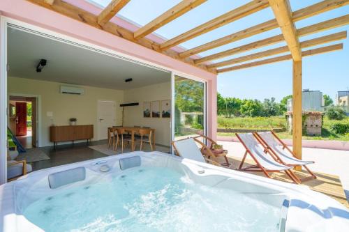 Soure House | Bacelos pink house - riverfront with jacuzzi