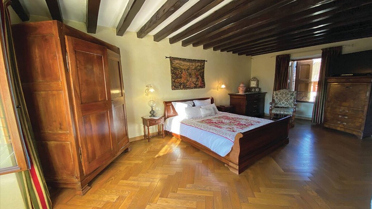Saint-Vincent-de-Mercuze Bed & Breakfast | Bach room in house with jacuzzi, swimming pool, terrace and barbecue