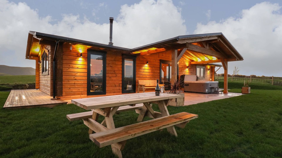 Aberhosan Cottage | BACHEIDDON LOG CABIN, pet friendly, with hot tub in Machynlleth