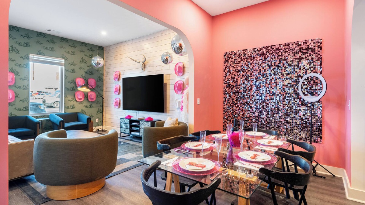 Five Points House | Bachelorette Retreat + Glam Room | Close to Downtown & Broadway | Last Rodeo 3