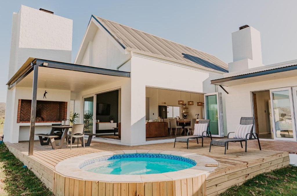 Robertson Apartment | Back 9 Guest House