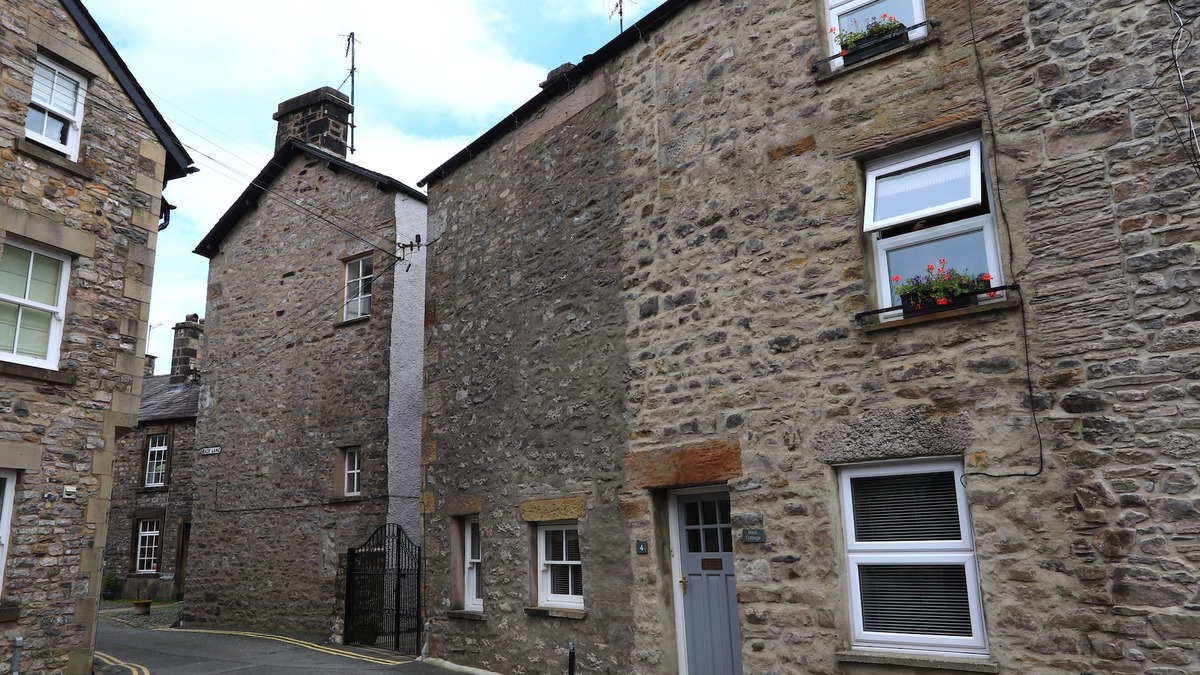 Kirkby Lonsdale Cottage | BACK COTTAGE, pet friendly, with open fire in Kirkby Lonsdale
