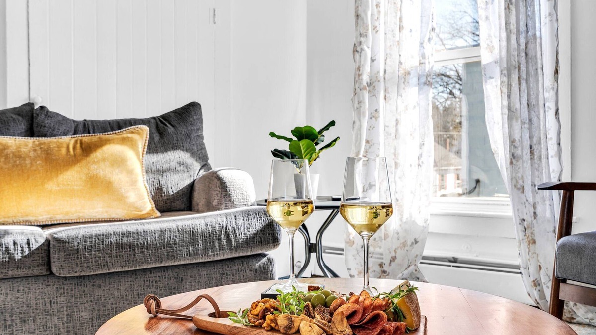 Oakdale Apartment | Back Cove Gem ★ 5 Min to Old Port ★ Bright and New