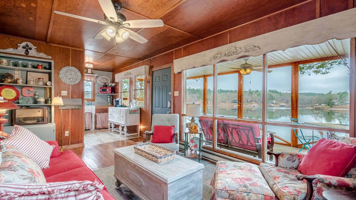Piney Cabin | Back Porch Lake View's on Lake Hamilton Main Channel, Family Friendly, Cozy Vibe